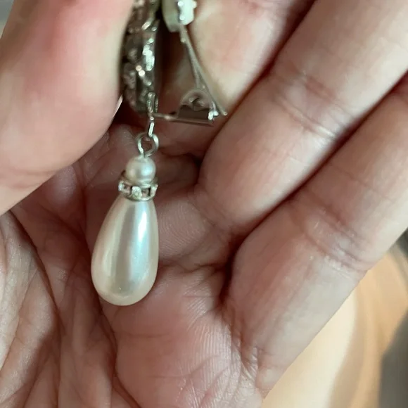 Vintage Clip On Earrings - Picture 5 of 8